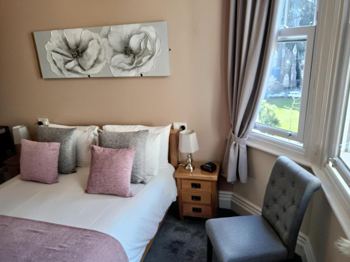 Kingsholm Guest house *